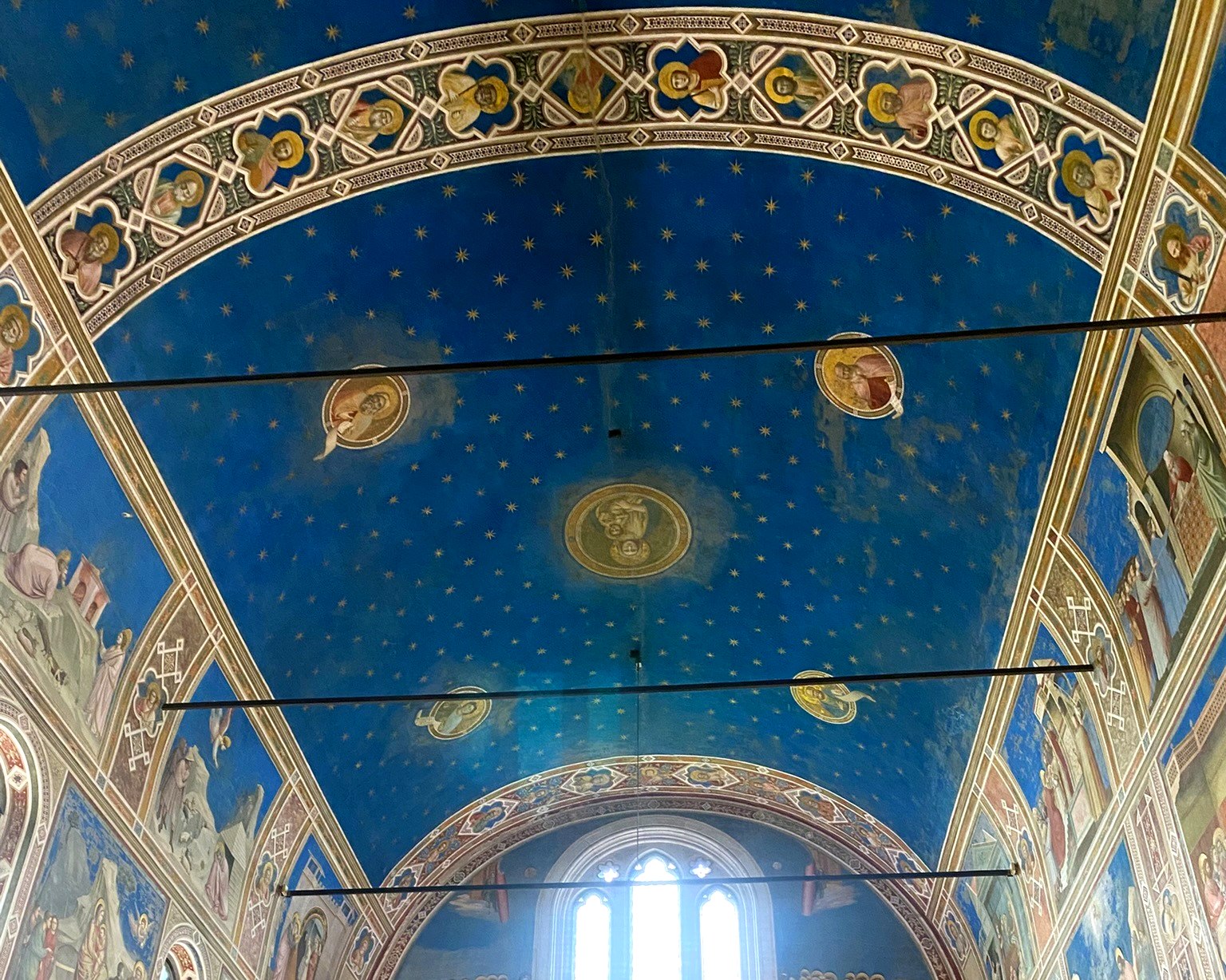 Cliquer pour agrandir la photographie Voûte bleue étoilée de la chapelle des Scrovegni, photographie personnelle